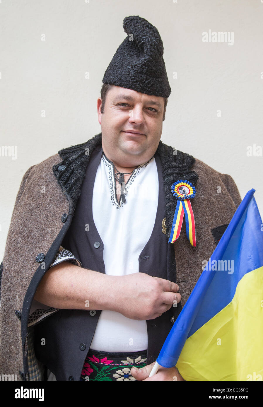 Rumeno tradizionale costume in Transilvania Sigisoara con la popolazione locale che indossa il feltro e cappelli di paglia per festeggiare un giorno dei Santi Foto Stock