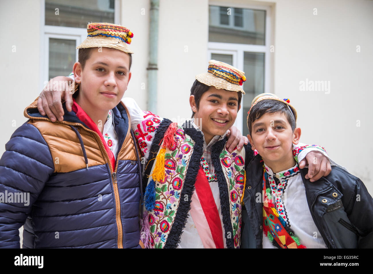 Rumeno tradizionale costume in Transilvania Sigisoara con la popolazione locale che indossa il feltro e cappelli di paglia per festeggiare un giorno dei Santi Foto Stock