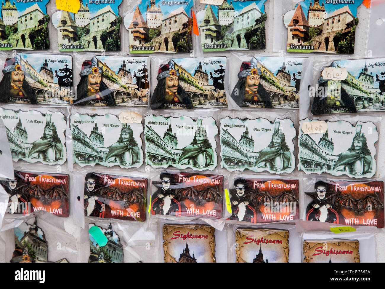 Il rumeno Negozio di souvenir che mostra Dracula-Vlad l'Impalatore e Sigishoara a 14 Secolo città medievale,l'bithplace di Vlad Tepes Foto Stock