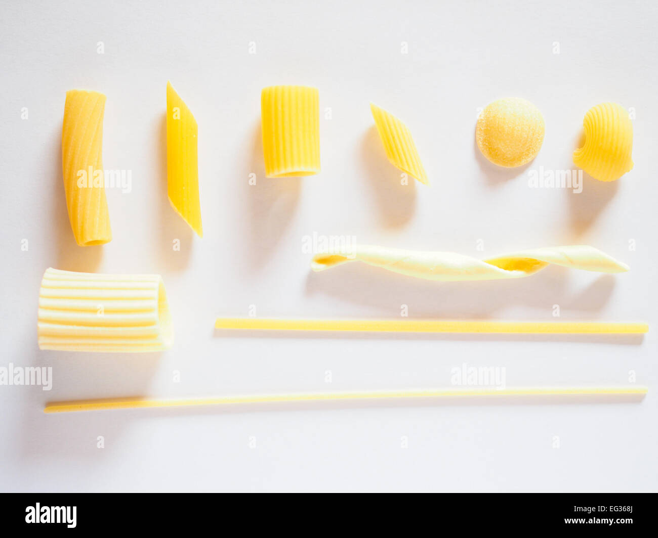 Diversi tipi di paste italiane comprese penne, maccheroni, mezze penne, orecchiette, lumache, paccheri, spaghetti e trenette Foto Stock