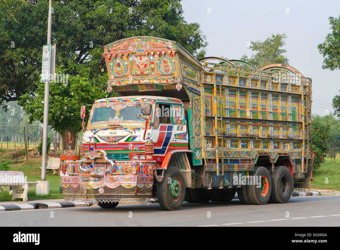 JAIPUR, India - 27 settembre 2008: colorati carrello indiano su una autostrada vicino Jaipur, Rajasthan, India Foto Stock