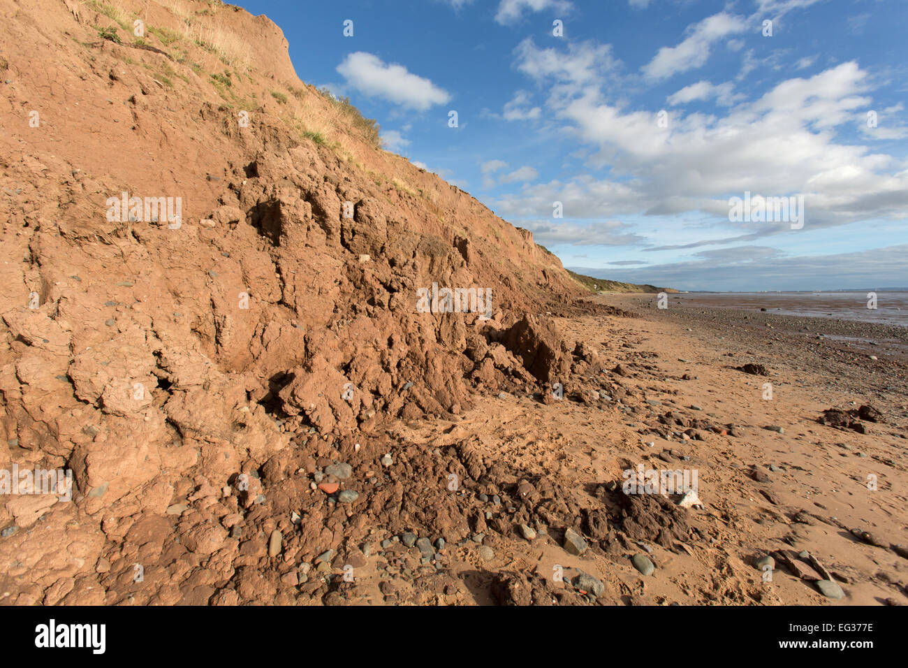 Area di Thurstaston, Wirral. Vista illustrante erosione costiera del mare scogliere a Wirral Thurstaston della spiaggia. Foto Stock