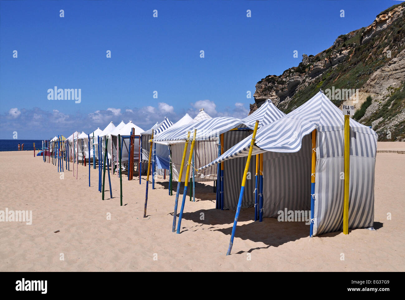 Cabine da spiaggia sulla spiaggia di Nazaré Praia presso la costa occidentale del Portogallo Foto Stock