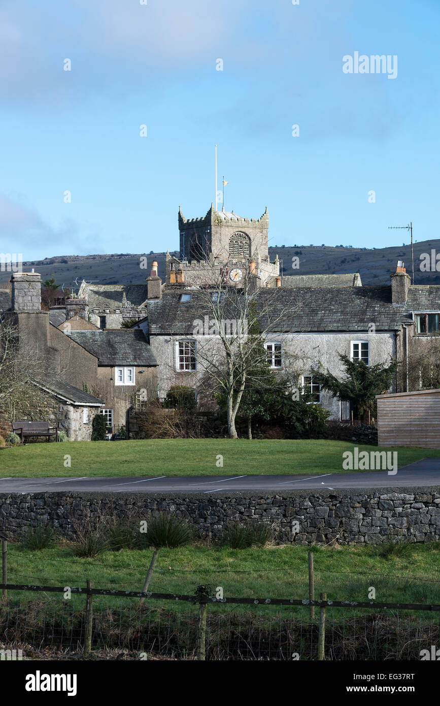 Il grazioso paesino di Cartmel con la bella Cartmel Priory chiesa come un centrotavola Cumbria Inghilterra England Regno Unito Regno Unito Foto Stock