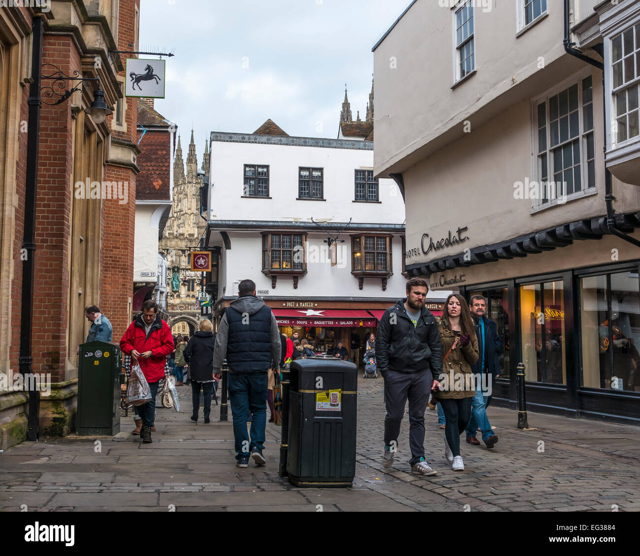 Gli amanti dello shopping i turisti visitatori Canterbury City Centre St Margarets Street Foto Stock