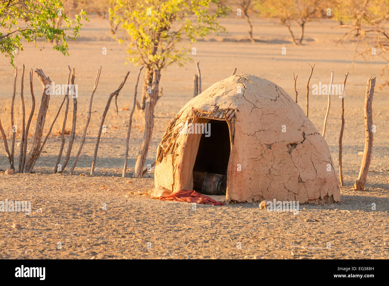 Un tradizionale Himba capanna di fango, Namibia. Foto Stock