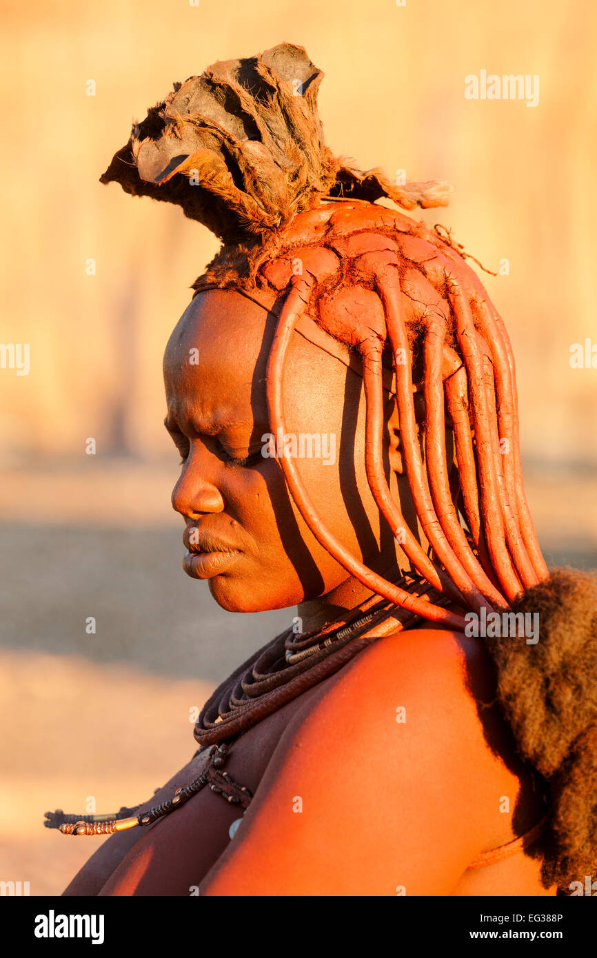 Un ritratto di una donna Himba, Namibia. Foto Stock