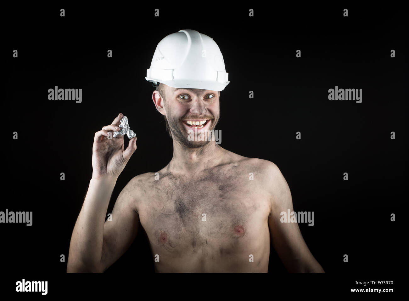 Felice miner mostra una pepita d'argento Foto Stock