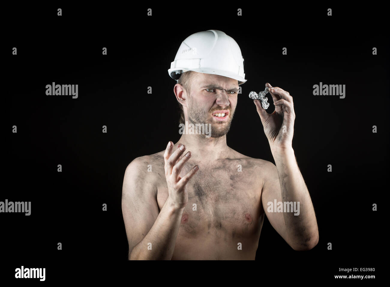 Il minatore mostra una pepita d'argento Foto Stock