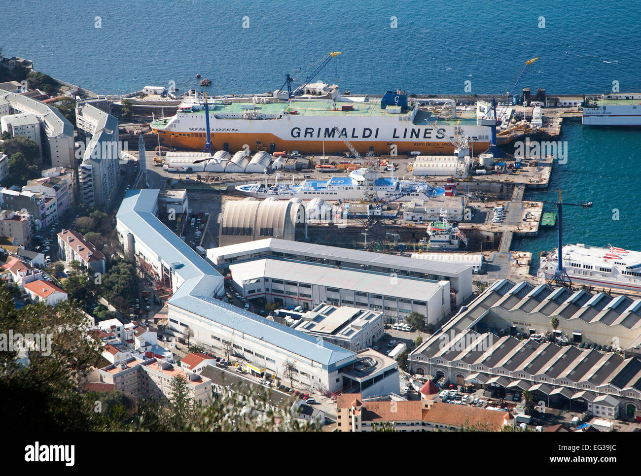 Vista sulle banchine e magazzini di cantiere a Gibilterra, Territorio britannico in Europa meridionale Foto Stock