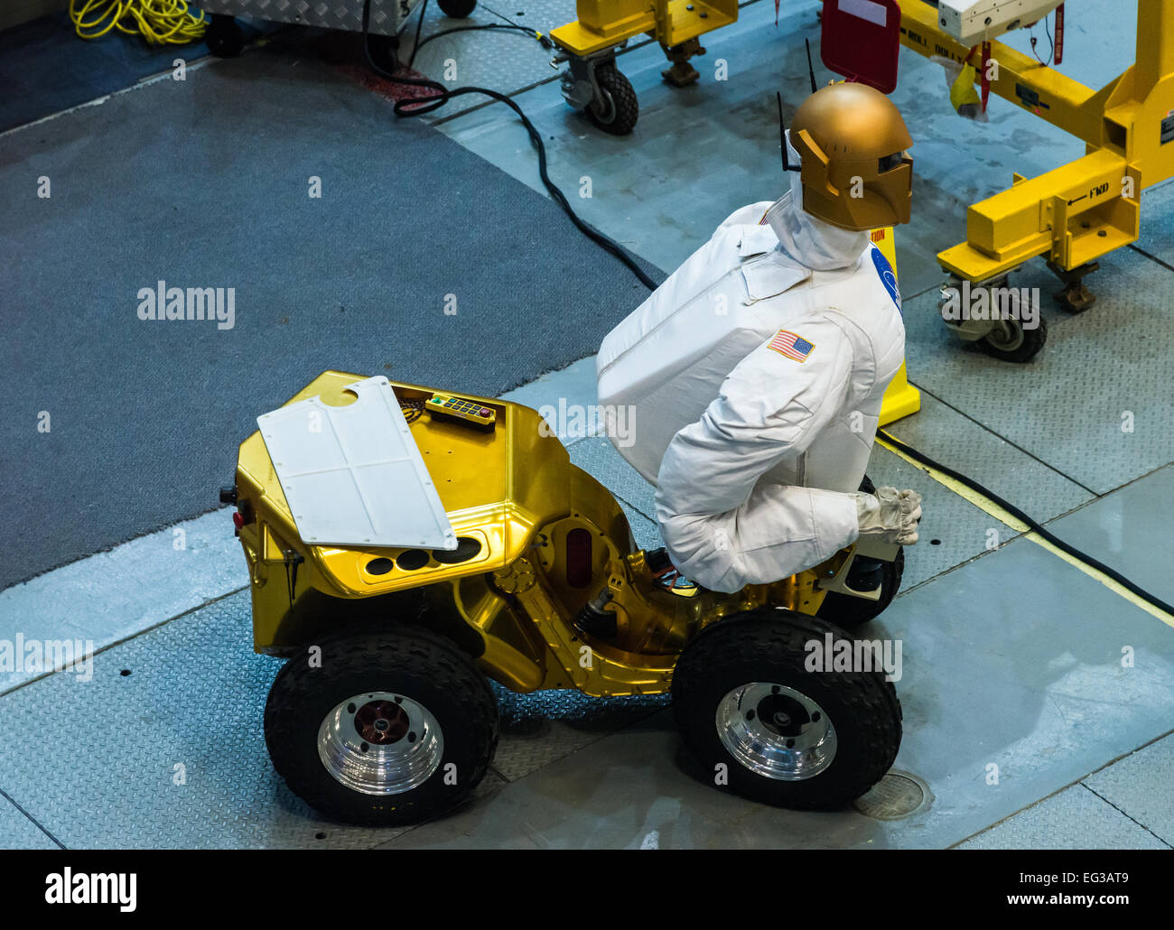 Un uomo-robot simile viene testato all'interno di una struttura presso la NASA Johnson Space Center a Houston, Texas, Stati Uniti d'America. Foto Stock