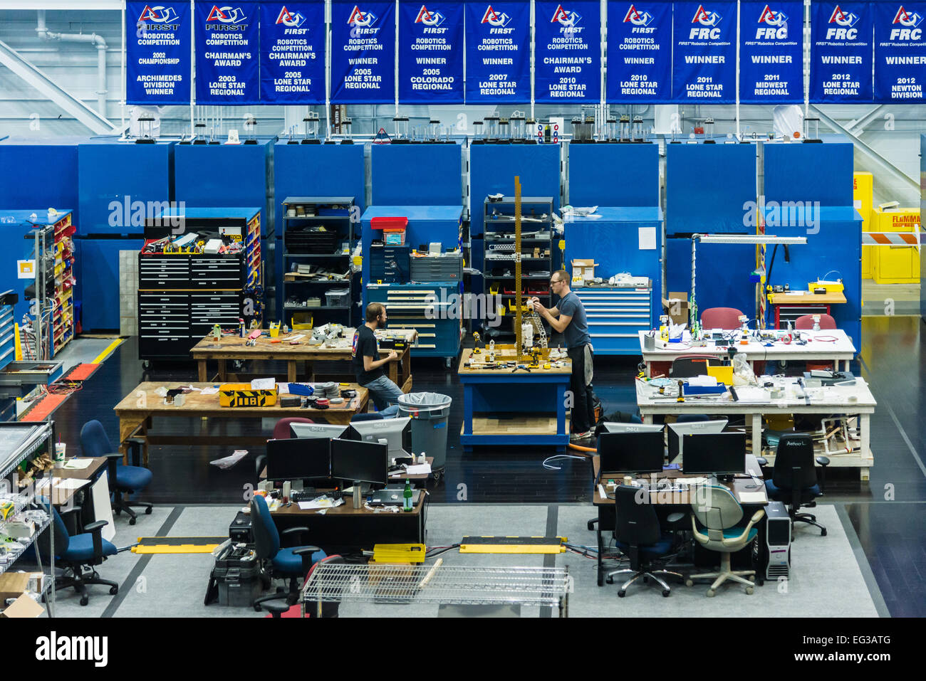 Ingegneri lavorano presso l'impianto di prova presso la NASA Johnson Space Center a Houston, Texas, Stati Uniti d'America. Foto Stock