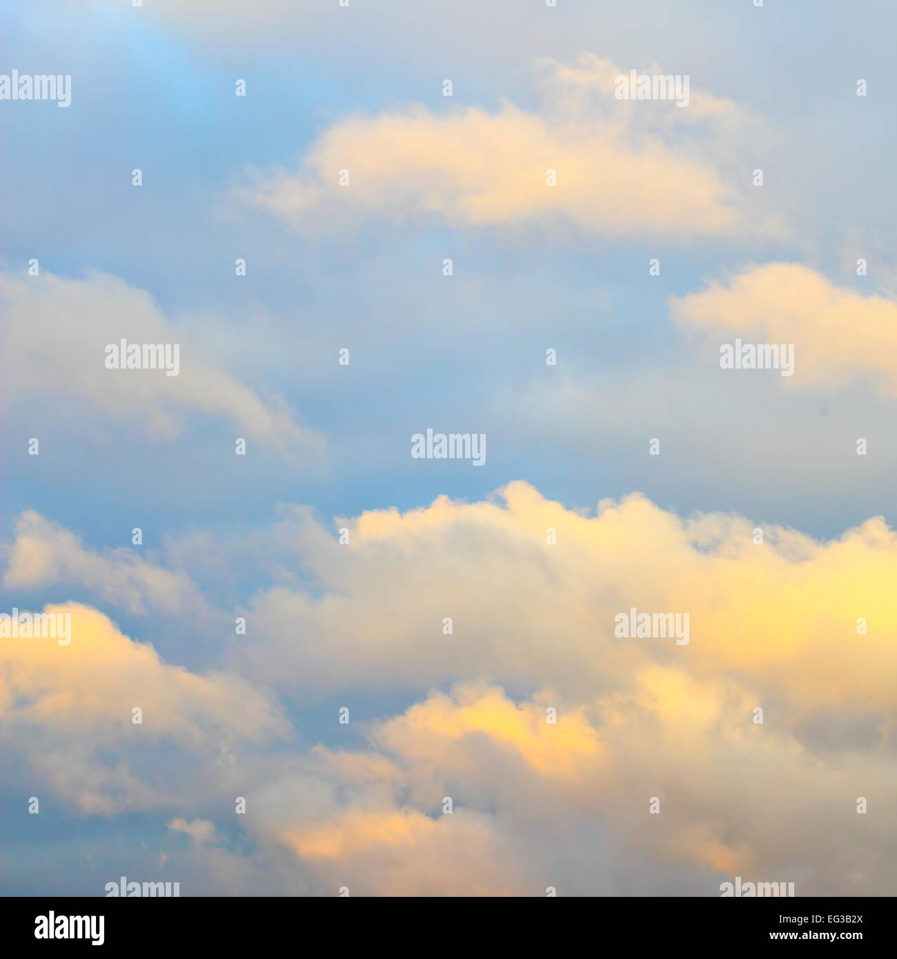 Le nuvole colorate nel cielo al tramonto, può essere utilizzato come sfondo Foto Stock