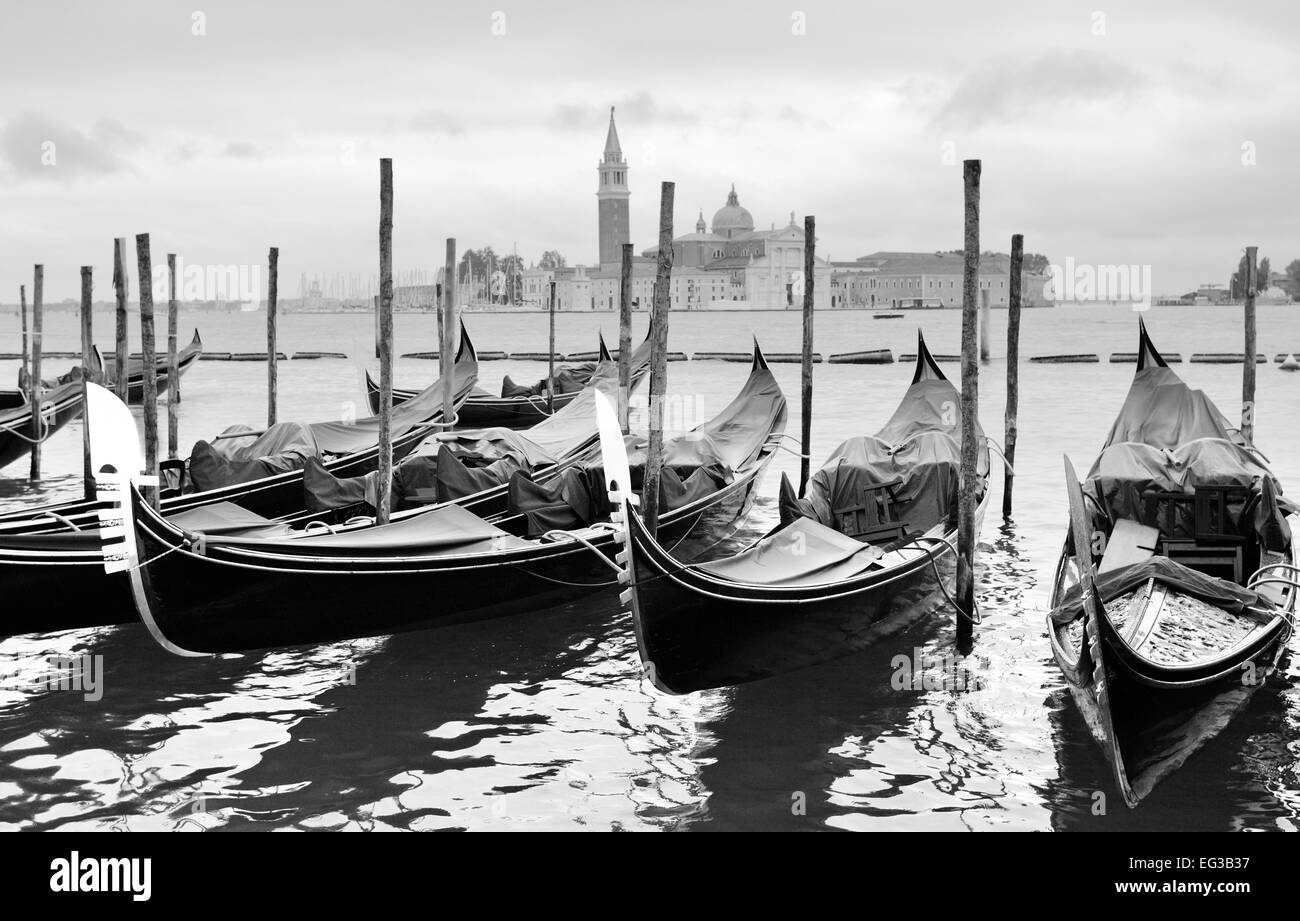 Gondole vicino a Piazza San Marco a Venezia, Italia. Immagine in bianco e nero. Foto Stock