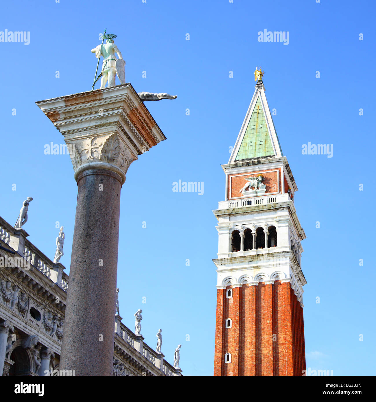 Il campanile e la statua di San Teodoro su piazza San Marco, Venezia, Italia Foto Stock