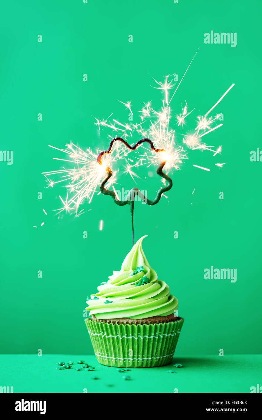 Carta da regalo irlandese per la festa di San Patrizio, elegante design irlandese, allegri trifogli verdi e arcobaleni - Italia