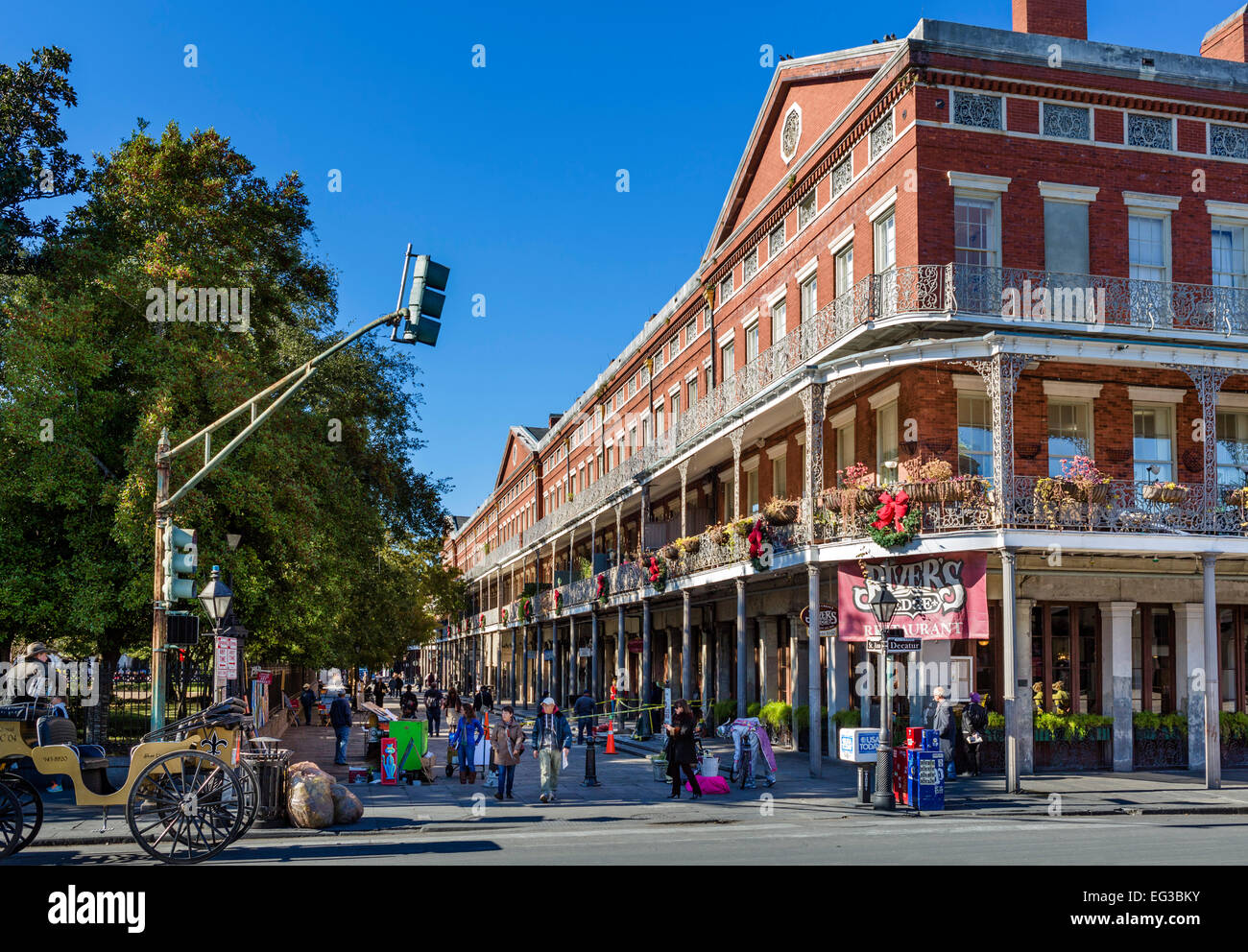 Decatur Street a Jackson Square, il quartiere francese, New Orleans, Louisiana, Stati Uniti d'America Foto Stock