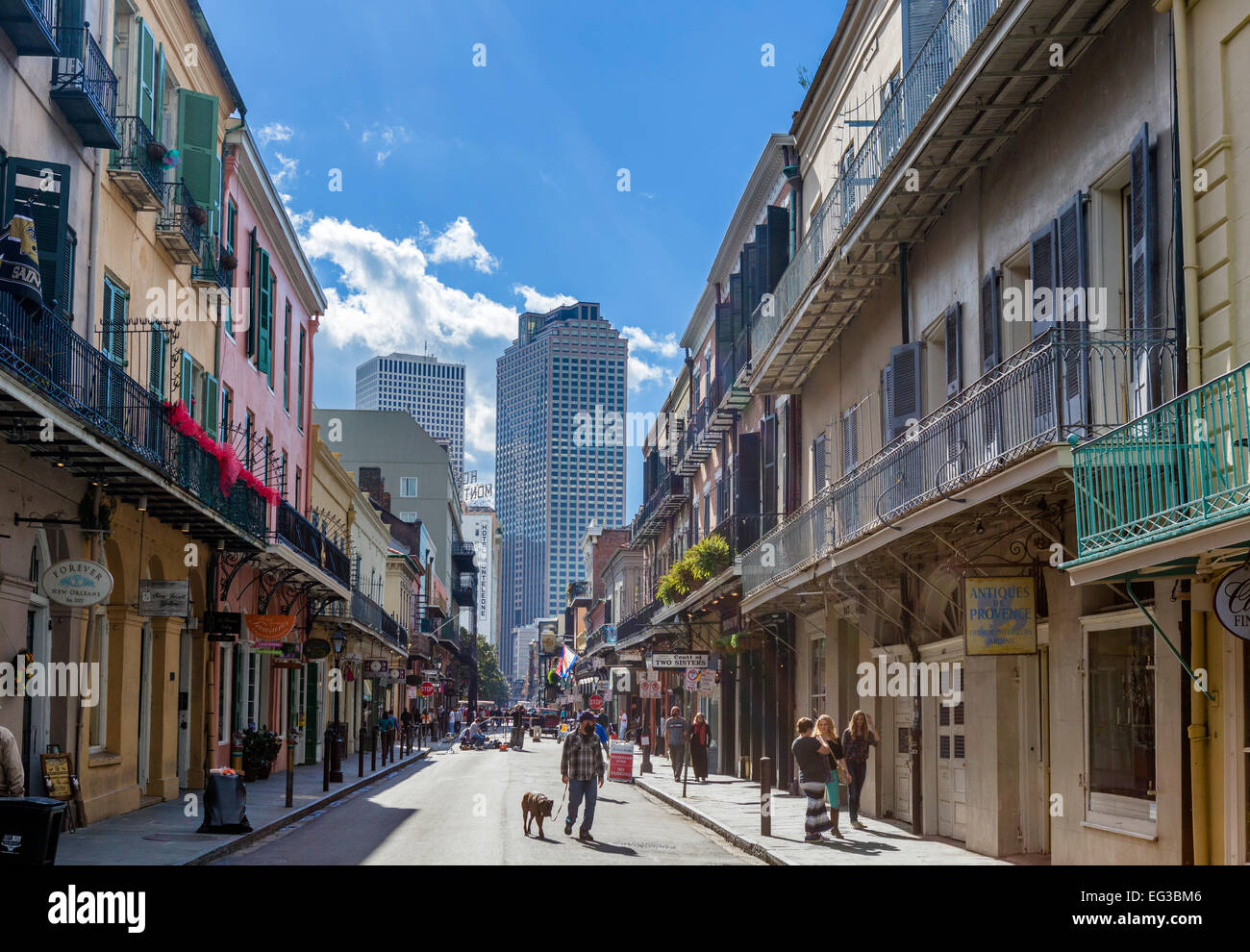 Royal Street guardando verso il centro del quartiere francese, New Orleans, Louisiana, Stati Uniti d'America Foto Stock