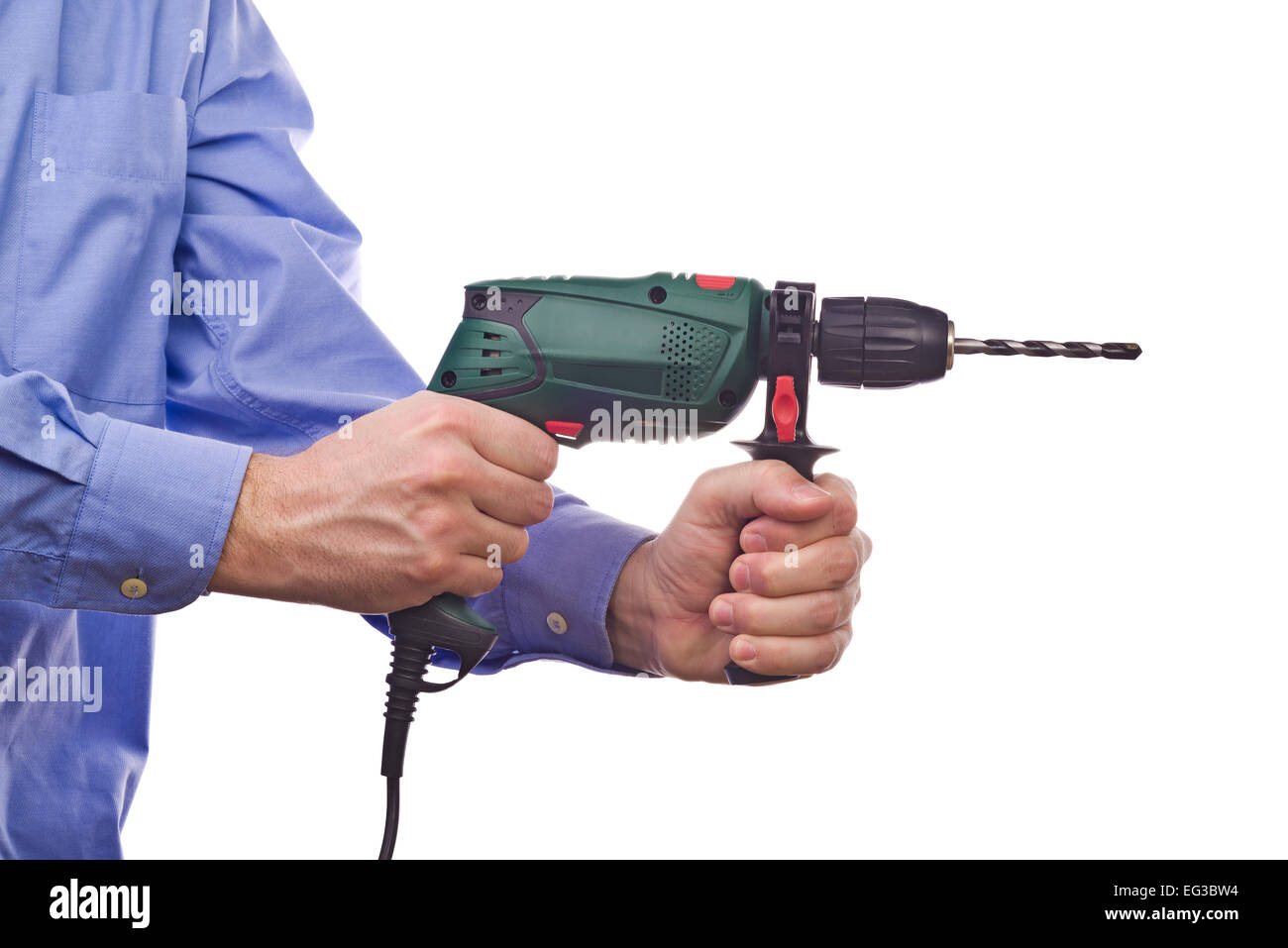 Lavoratore di sesso maschile la mano tenendo a portata di mano elettrico trapano. Parte del set di serie di immagini con strumenti fai da te per la casa e i lavori di artigianato Foto Stock