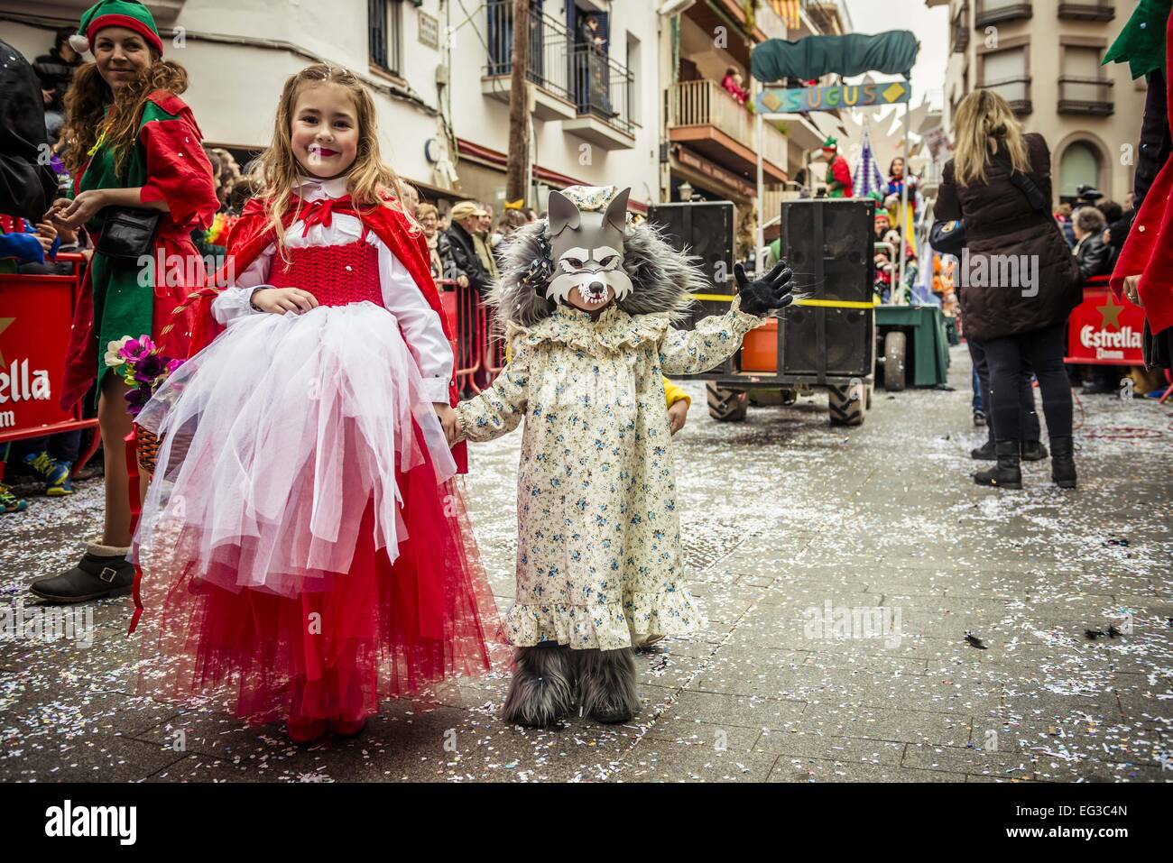 Sitges, Catalogna, Spagna. 15 Feb, 2015. Bambini reveler nei loro costumi  colorati in rappresentanza di Cappuccetto Rosso e il lupo partecipare ai  bambini sfilata di carnevale a Sitges. Credito: Matthias Oesterle/ZUMA  filo/ZUMAPRESS.com/Alamy