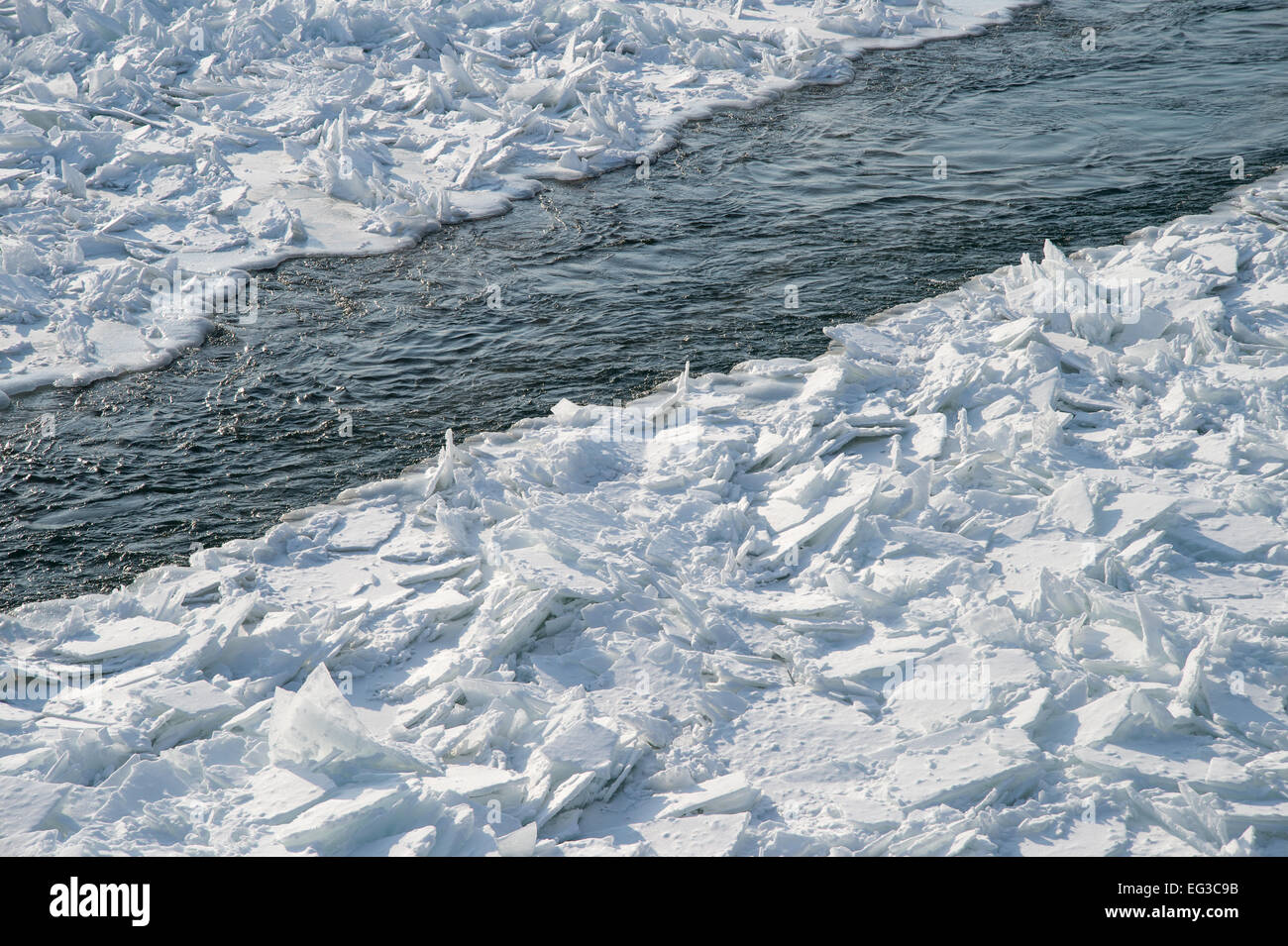 Foto dettagliate di congelati Fiume St-Lawrence in Montreal e sbriciolato i picchi di ghiaccio e acqua libera Foto Stock