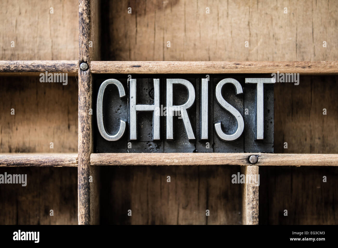 Il nome 'Cristo' scritto in metallo vintage rilievografia tipo seduto in un cassetto di legno. Foto Stock