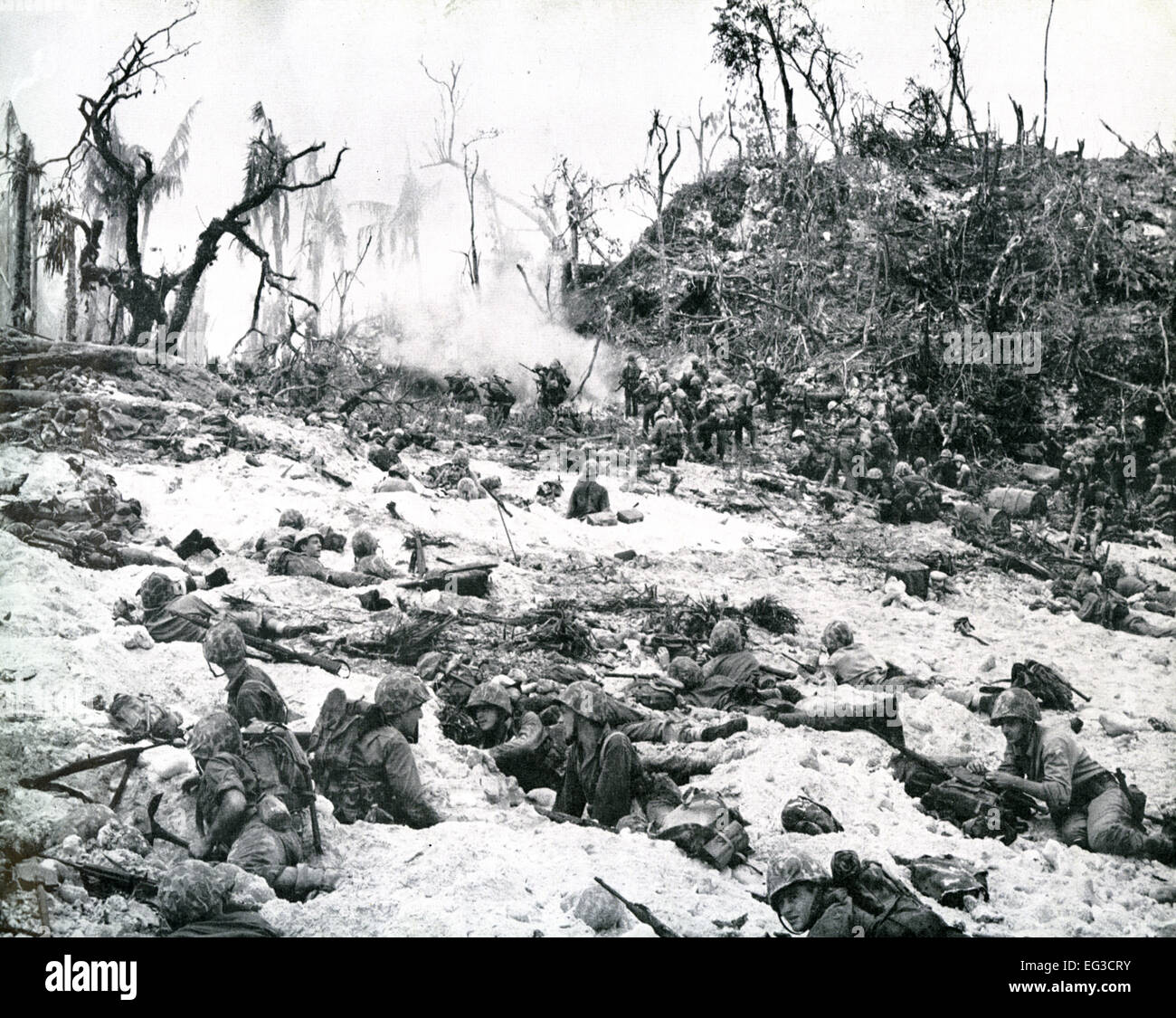 La Battaglia di Peleliu September-November 1944. Marines americani di attaccare il giapponese svoltasi airfield. Foto: US Marine Corps Foto Stock