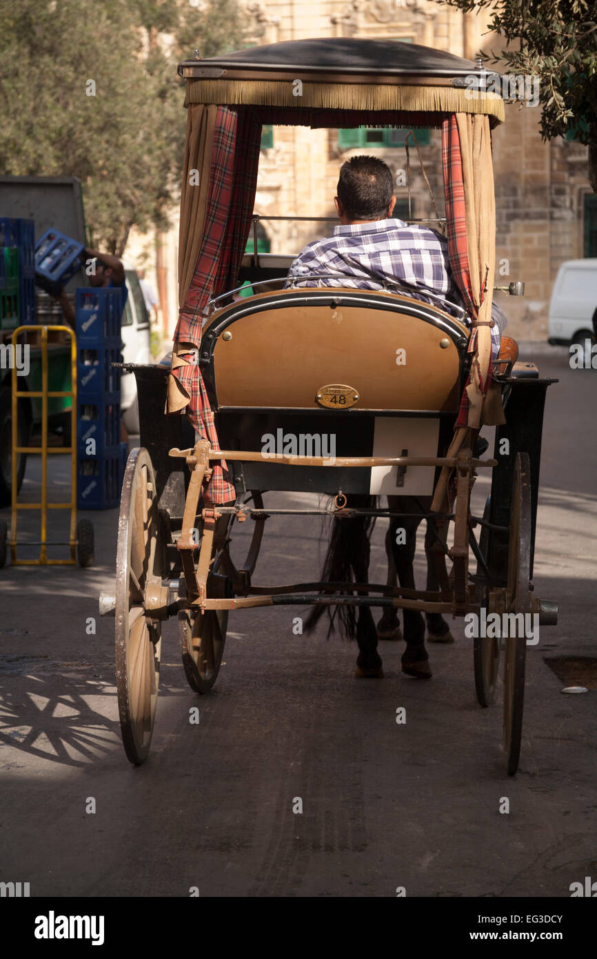 A cavallo in attesa della cabina per una tariffa a La Valletta di Malta Foto Stock