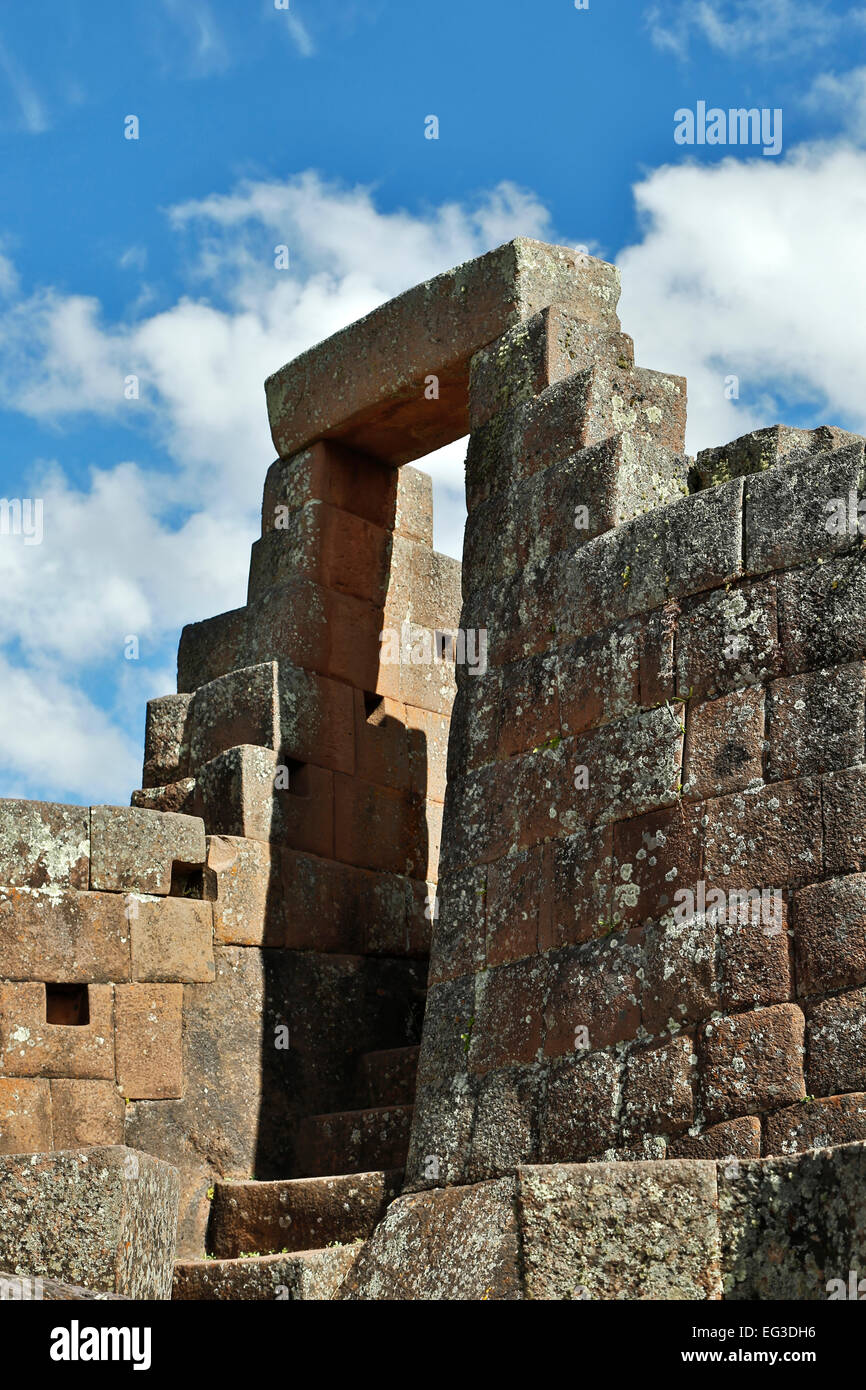 Porta trapezoidale, Intihuatana settore (religiosi e centro astronomico), Pisac rovine Inca, Pisac, Cusco, Perù Foto Stock