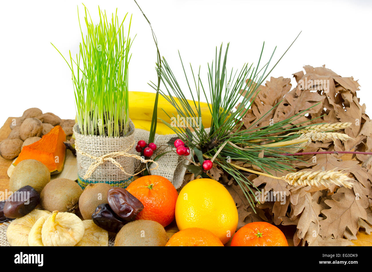 Ricca la vigilia di Natale offerte compresi i limoni, le arance e le banane, nonché le noci e grano Foto Stock