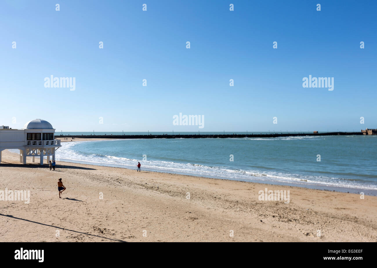 L'uomo facendo TaiChi in La Caleta Beach, Cadice Foto Stock