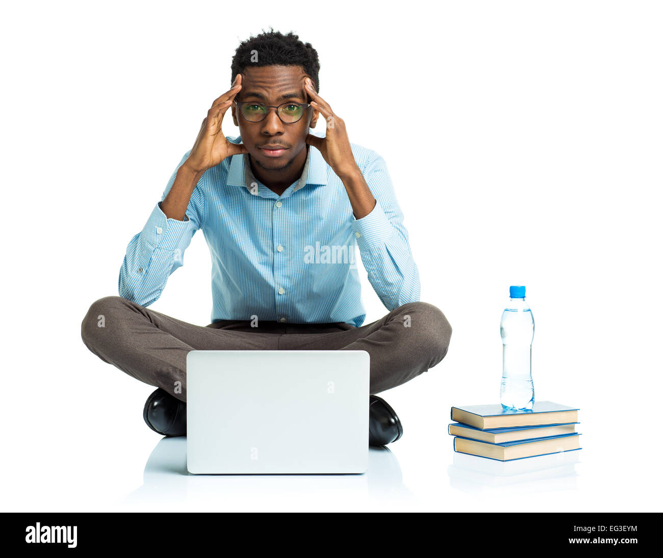 African American college studente seduto con il portatile su sfondo bianco Foto Stock