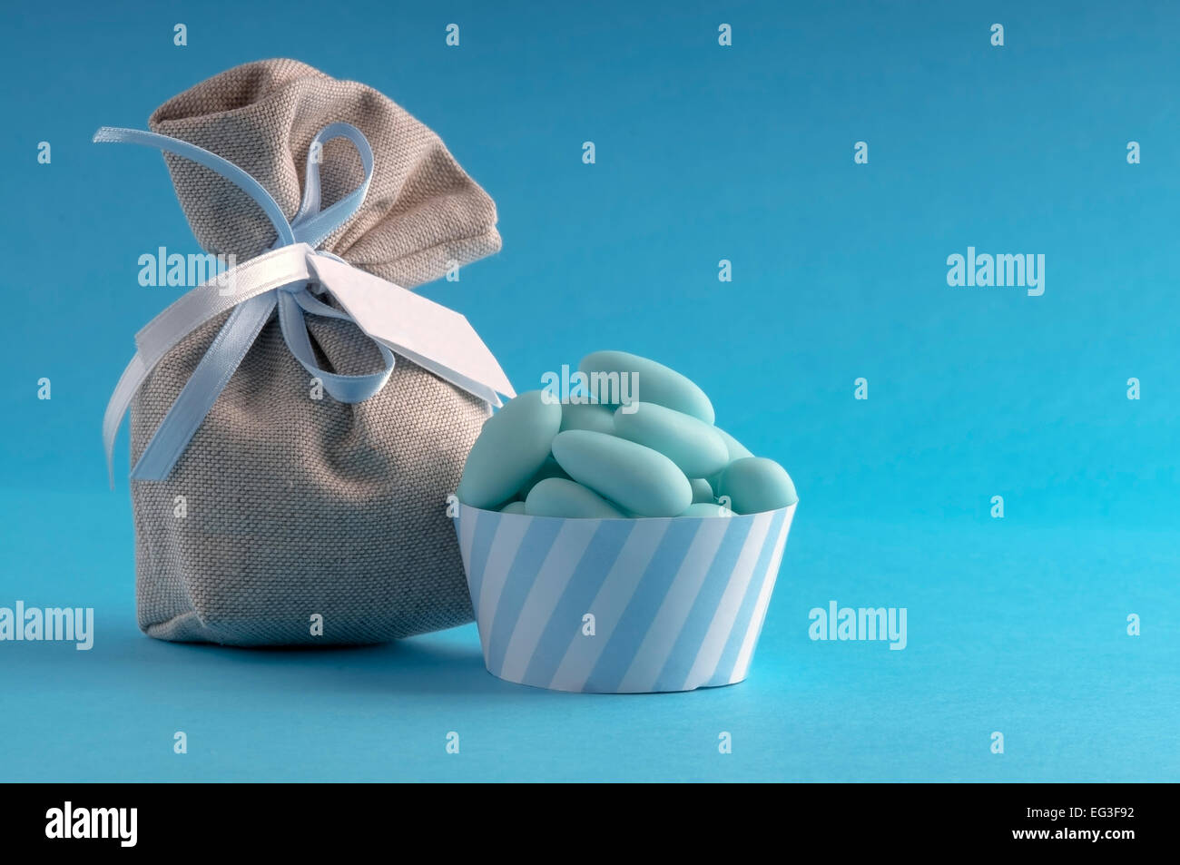 Azzurro di confetti per il giorno di nascita di un figlio maschio Foto Stock
