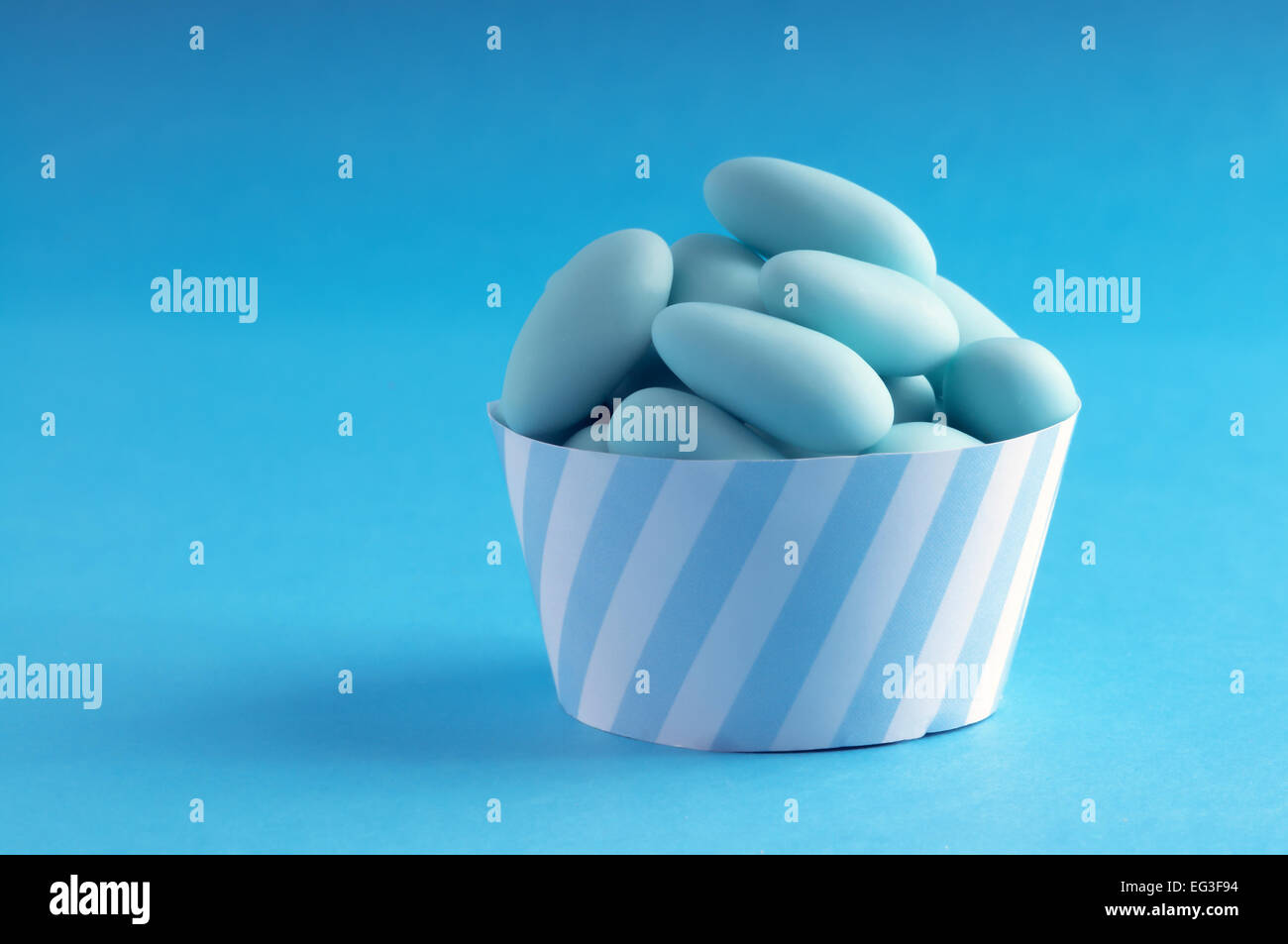 Azzurro Di Confetti Per Il Giorno Di Nascita Di Un Figlio Maschio Foto Stock Alamy