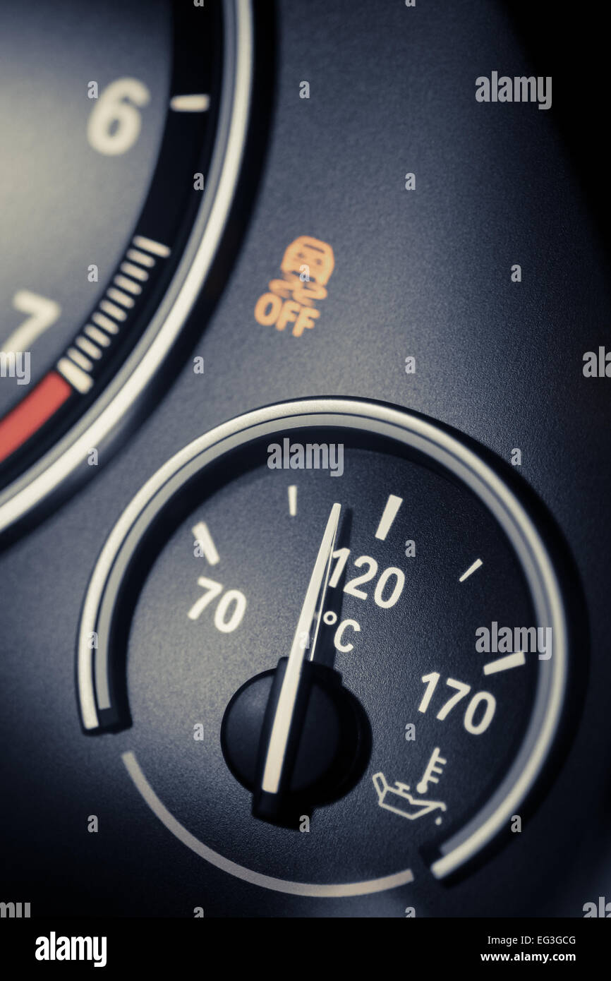 Indicatore della temperatura del liquido di raffreddamento sul cruscotto dell'automobile. Foto Stock