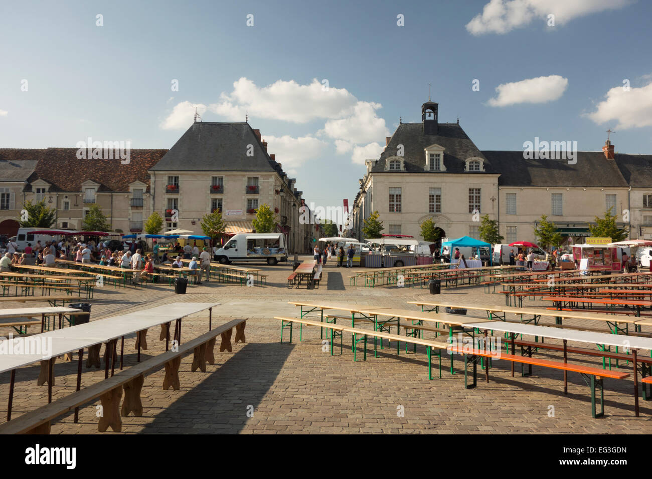 Le persone che frequentano un food festival nella piazza principale di Richelieu. Foto Stock