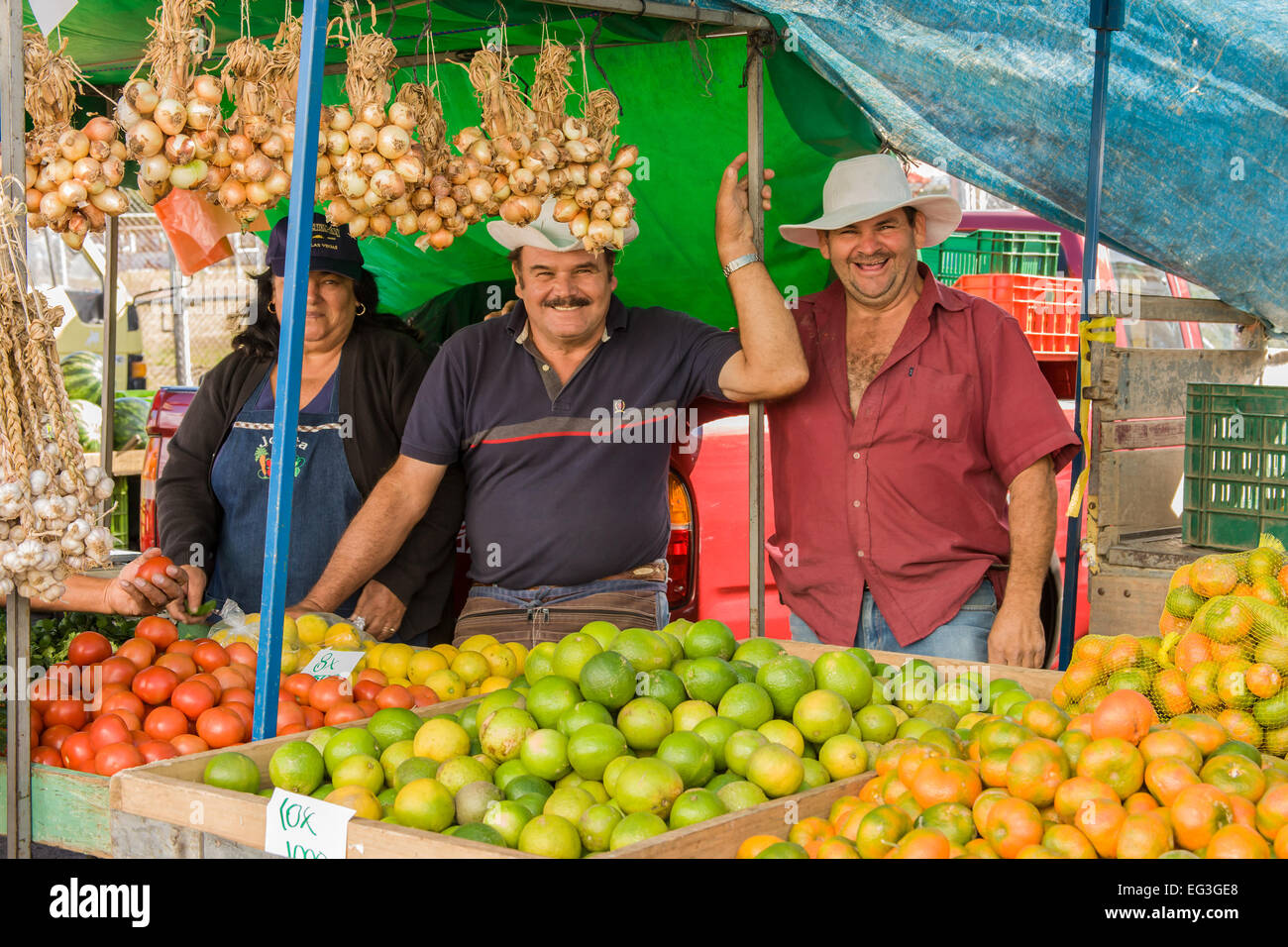 I fornitori a La Garita dell'agricoltore i prodotti freschi del mercato stand in Costa Rica Foto Stock