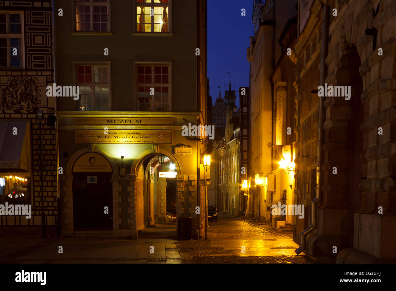 Gdansk, città vecchia, strada laterale (Ponczosznikow street) a notte. Foto Stock