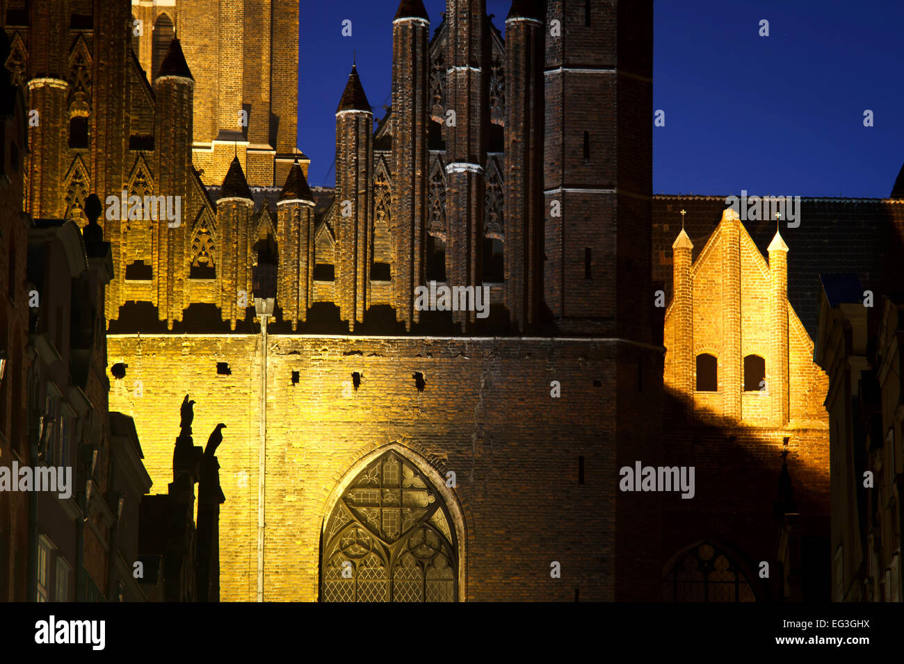 Santa Maria la basilica monumentale facciata visto dal Mariacka strada di notte, Gdansk, Polonia. Foto Stock