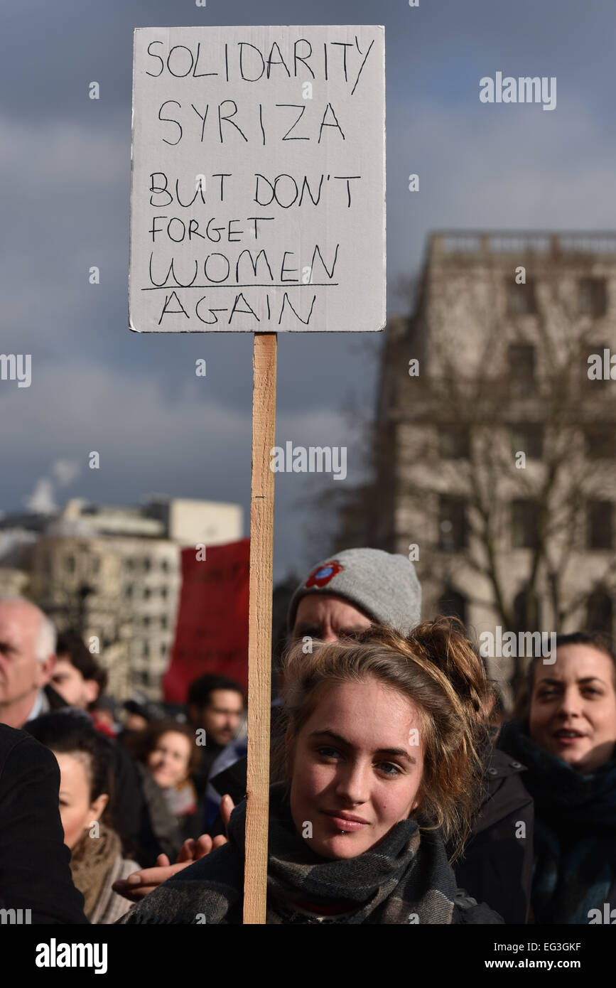 Londra, UK, 15 Feb 2015 : La Grecia Campagna di solidarietà, Syriza Londra e altre organizzazioni rally a sostegno del popolo della Grecia di fronte alla National Gallery in Trafalgar Square. Parte di una serie internazionale di manifestazioni e proteste a sostegno del nuovo governo greco anti-atteggiamento di austerità luogo in tutta Europa, i dimostranti chiedono la Troika per diminuire si tratta di richieste sul debito-ridden paese. Credito: Vedere Li/Alamy Live News Foto Stock