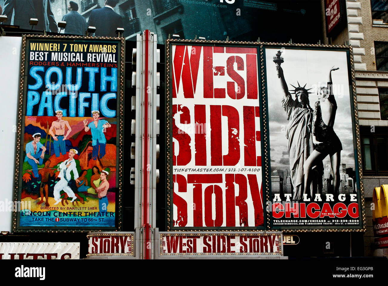 Annunci musicali di Broadway per spettacoli, lungo la 42nd Street a Times Square. Cartello pubblicitario. Quartiere dei teatri. Manhattan, New York City, New York, New York, Stati Uniti Foto Stock
