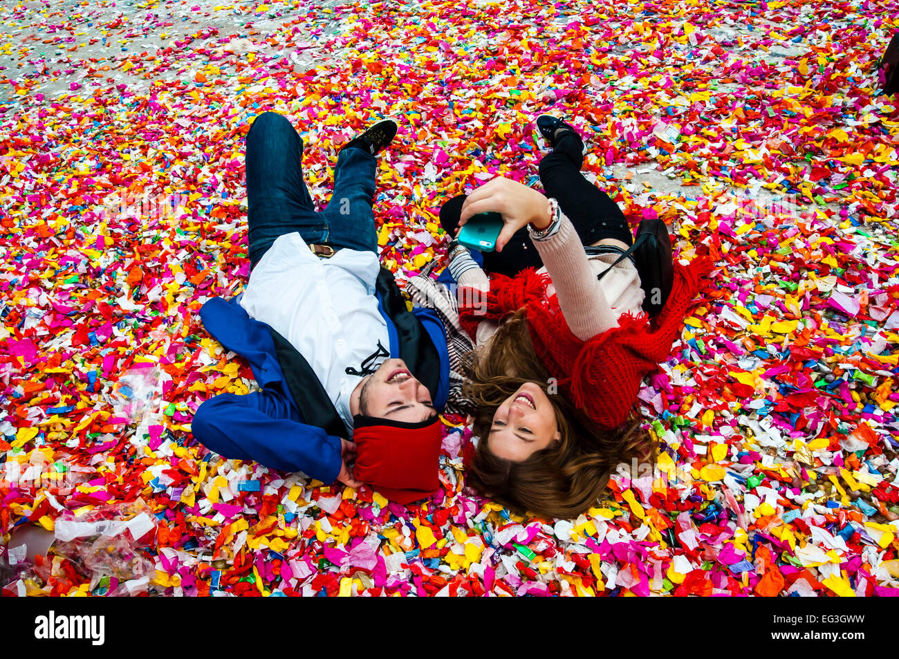 Barcellona, Spagna. 15 Feb, 2015. Il carnevale, (Diumenge de Comparses) Domenica Troupes a Vilanova i la Geltru , Barcelona , Domenica, 15 febbraio 2015. Selfie dopo la guerra di candy Credito: Francisco Jose Pelay Cortes/Alamy Live News Foto Stock