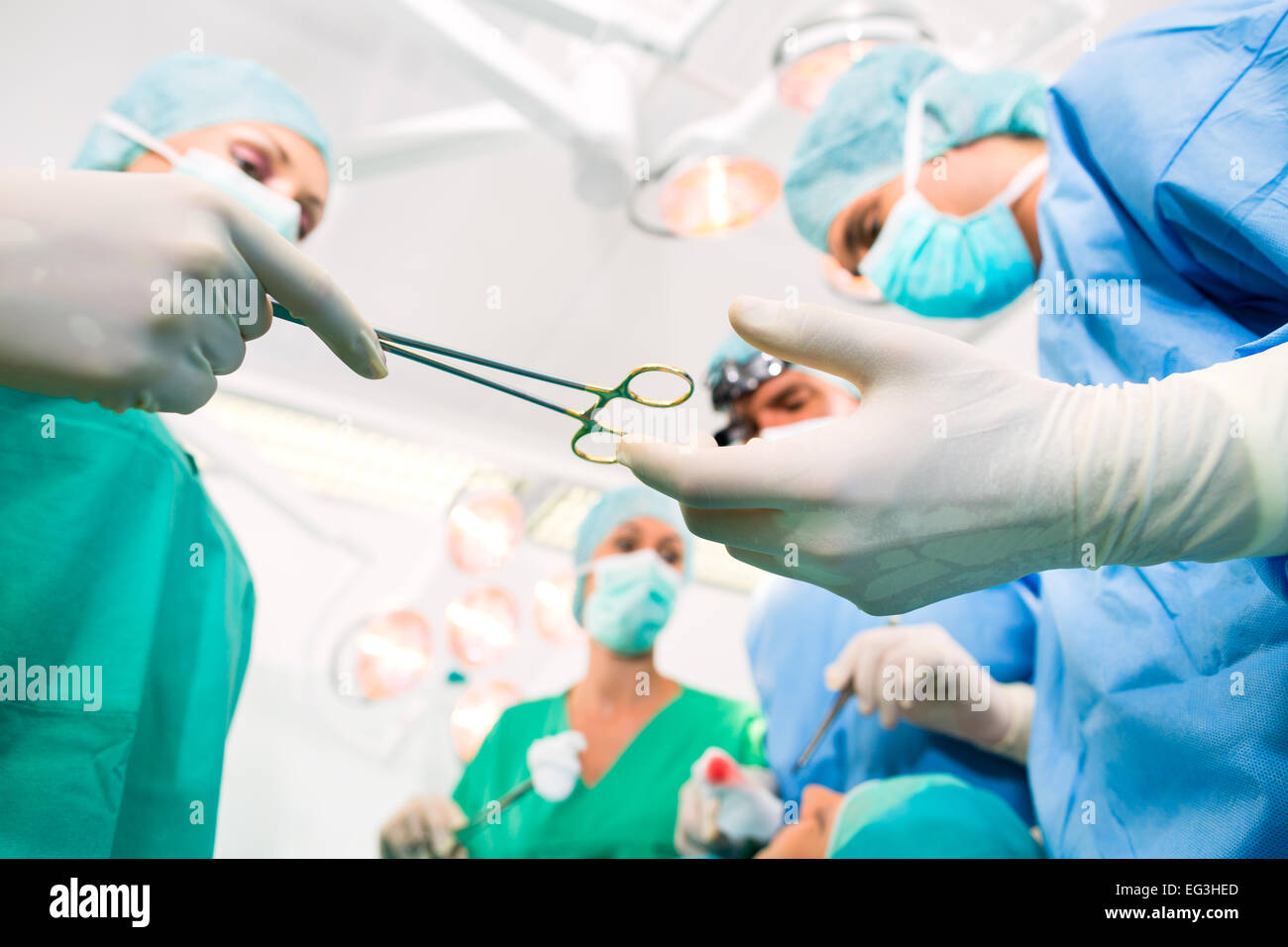 Hospital - équipe chirurgica in sala operatoria o Op della clinica operante sul paziente in una situazione di emergenza Foto Stock