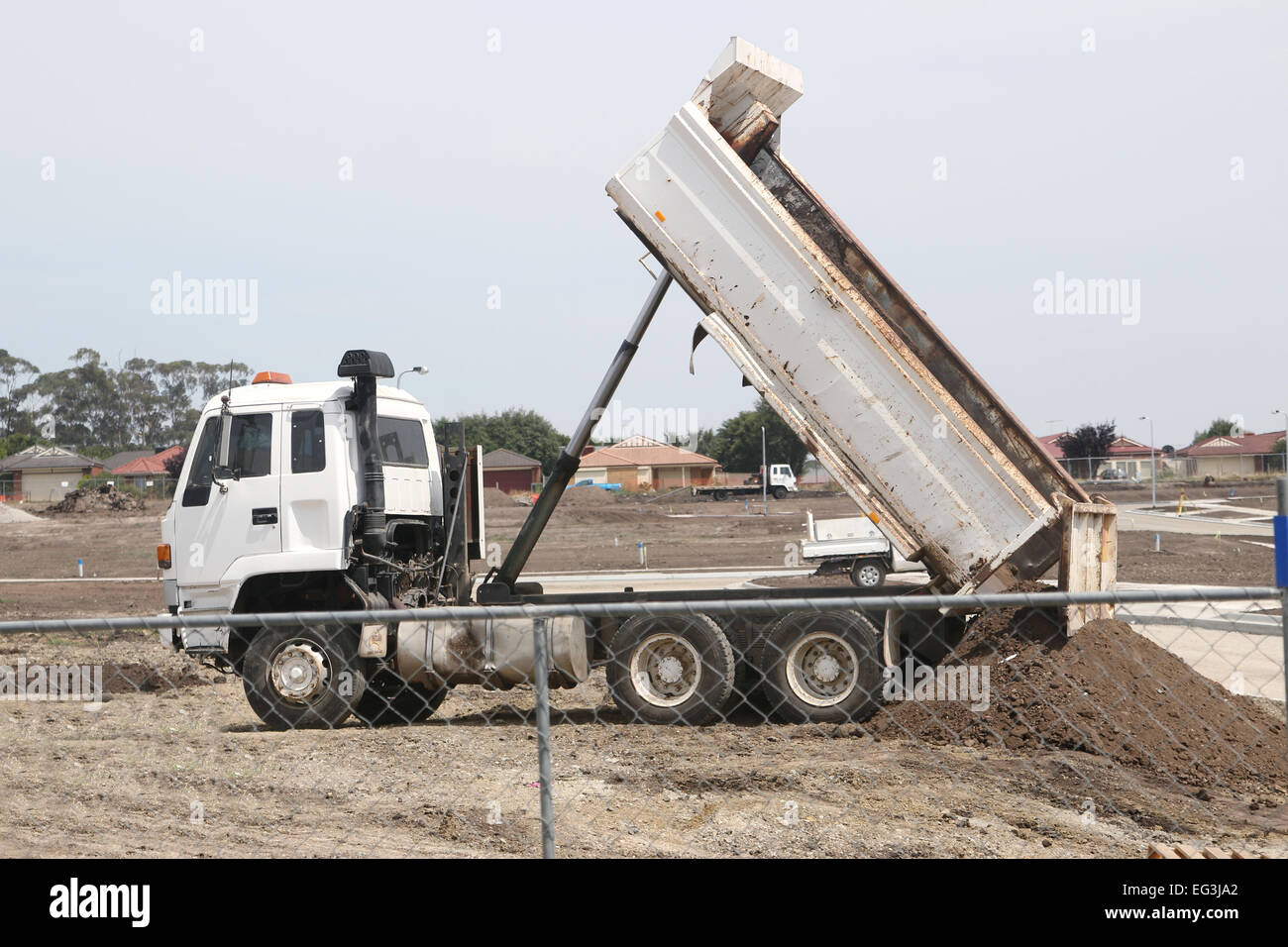 Carrello terreno di dumping per nuove case residenziali Foto Stock