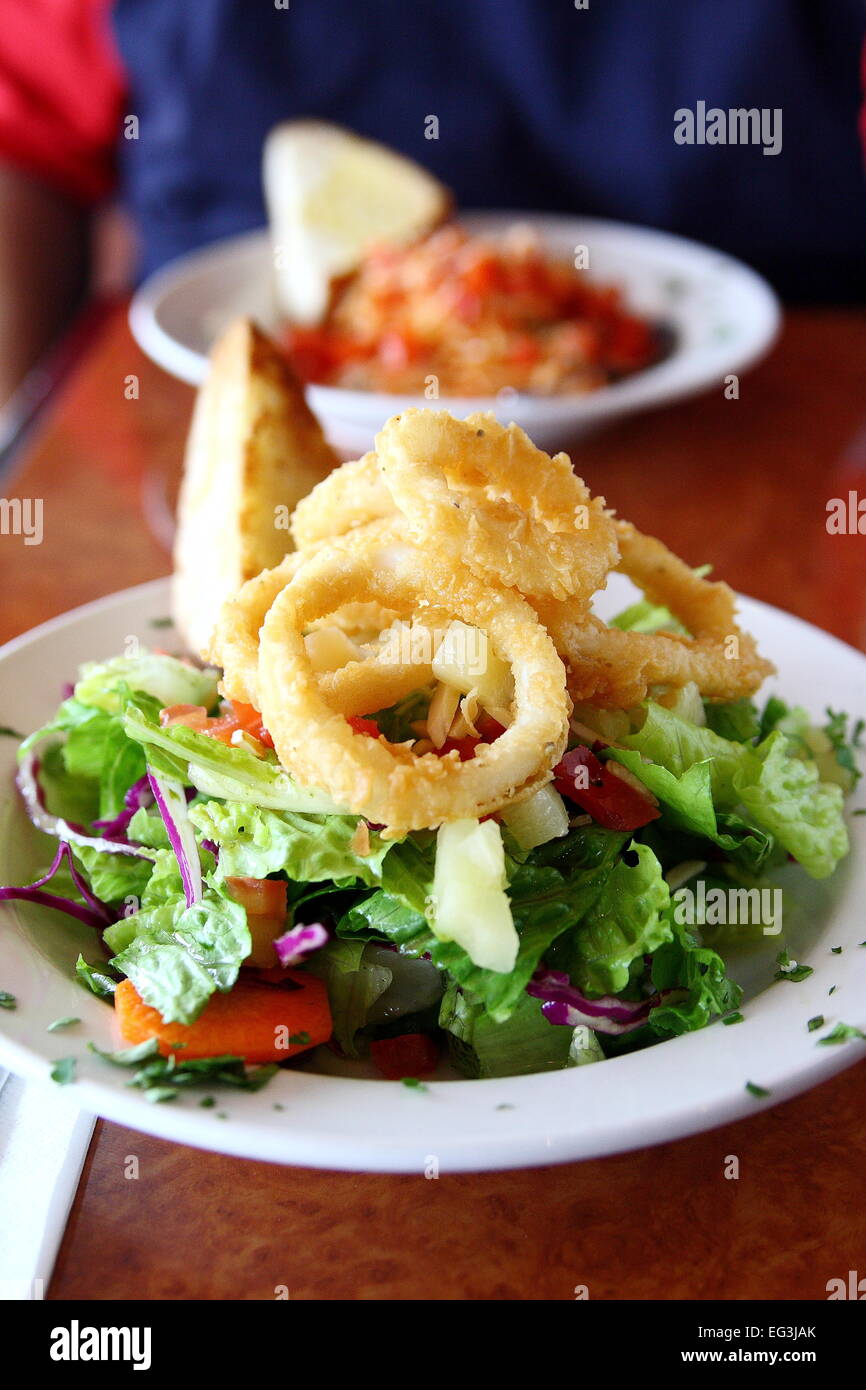 Calamari fritti anelli con insalata di giardino Foto Stock