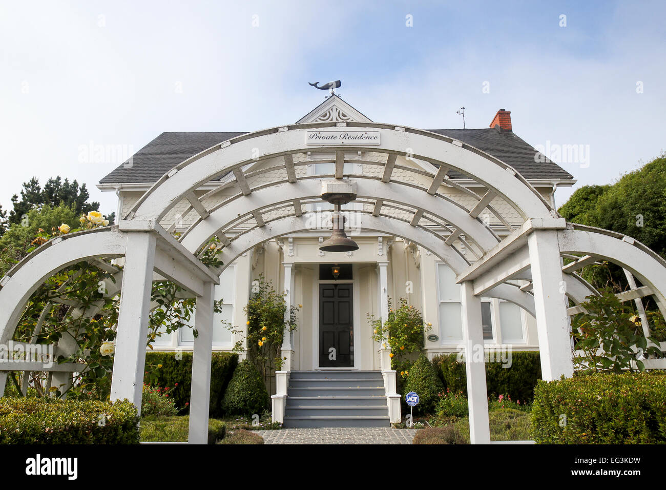 Pergolato davanti a un edificio storico, l'Albert casa marrone che è stato costruito nel 1880. Mendocino, in California, negli Stati Uniti Foto Stock
