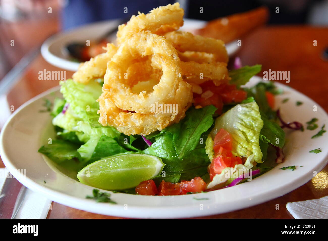 Calamari fritti anelli con insalata di giardino Foto Stock