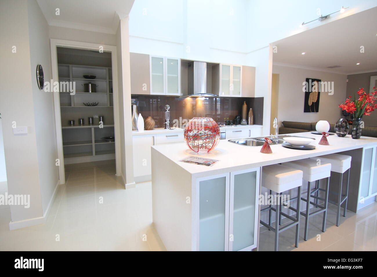 Moderna cucina bianca con lucernario in Australia Foto Stock