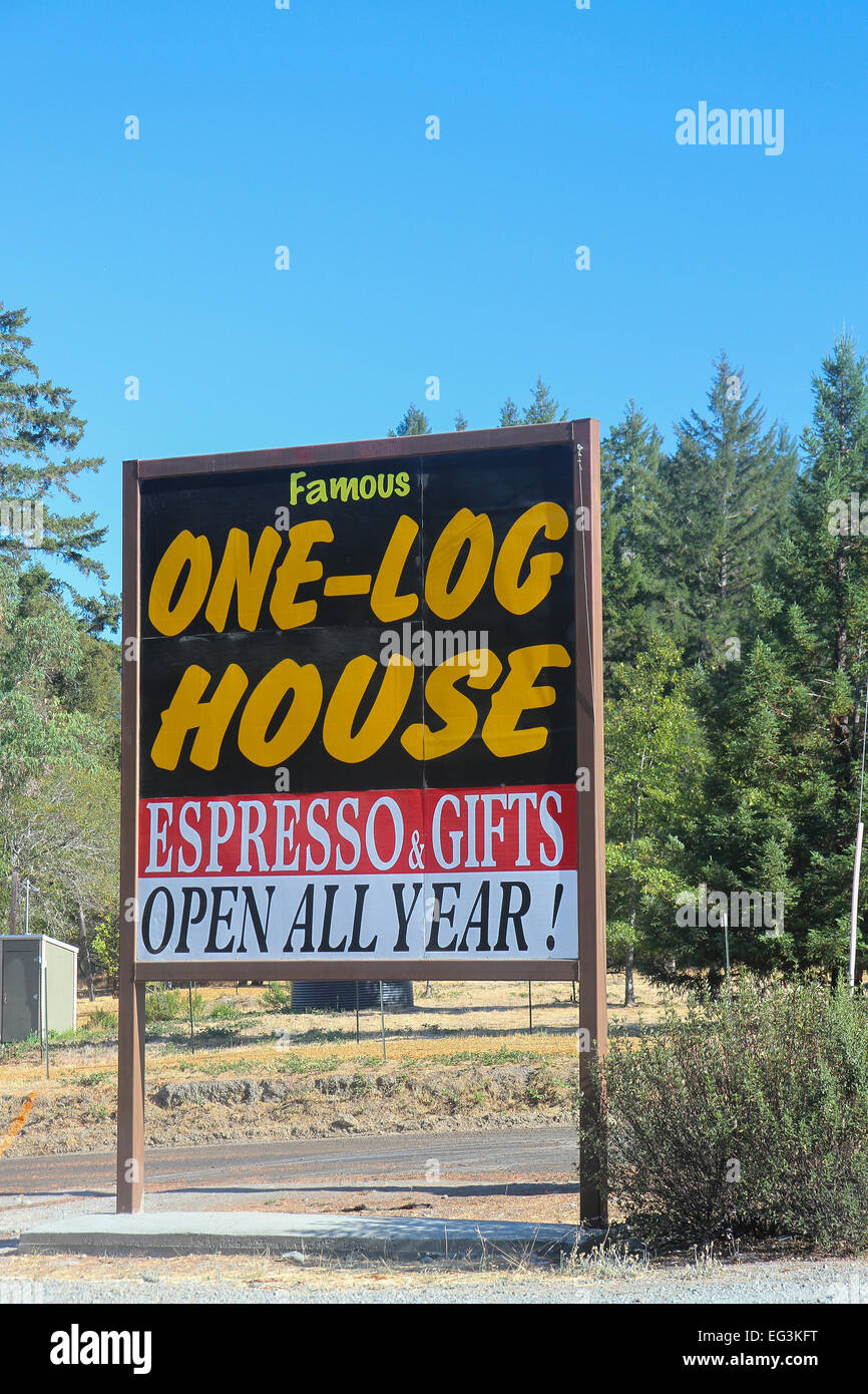 Segno per il One-Log House è stato creato nel 1946 da un albero di sequoia che era oltre 2100 anni. Garberville, California, regno Foto Stock