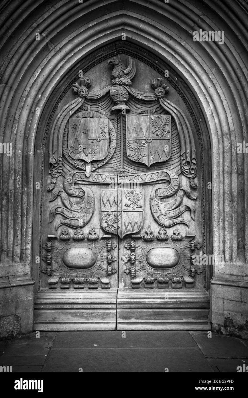 Porta in legno sulla vasca da bagno cattedrale. Foto Stock